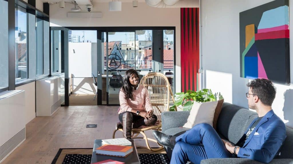 Wework Via San Marco 21 Area comune divani vetrata