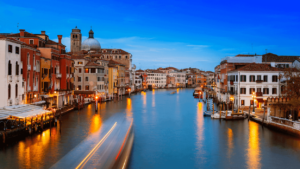 luci canali venezia sera